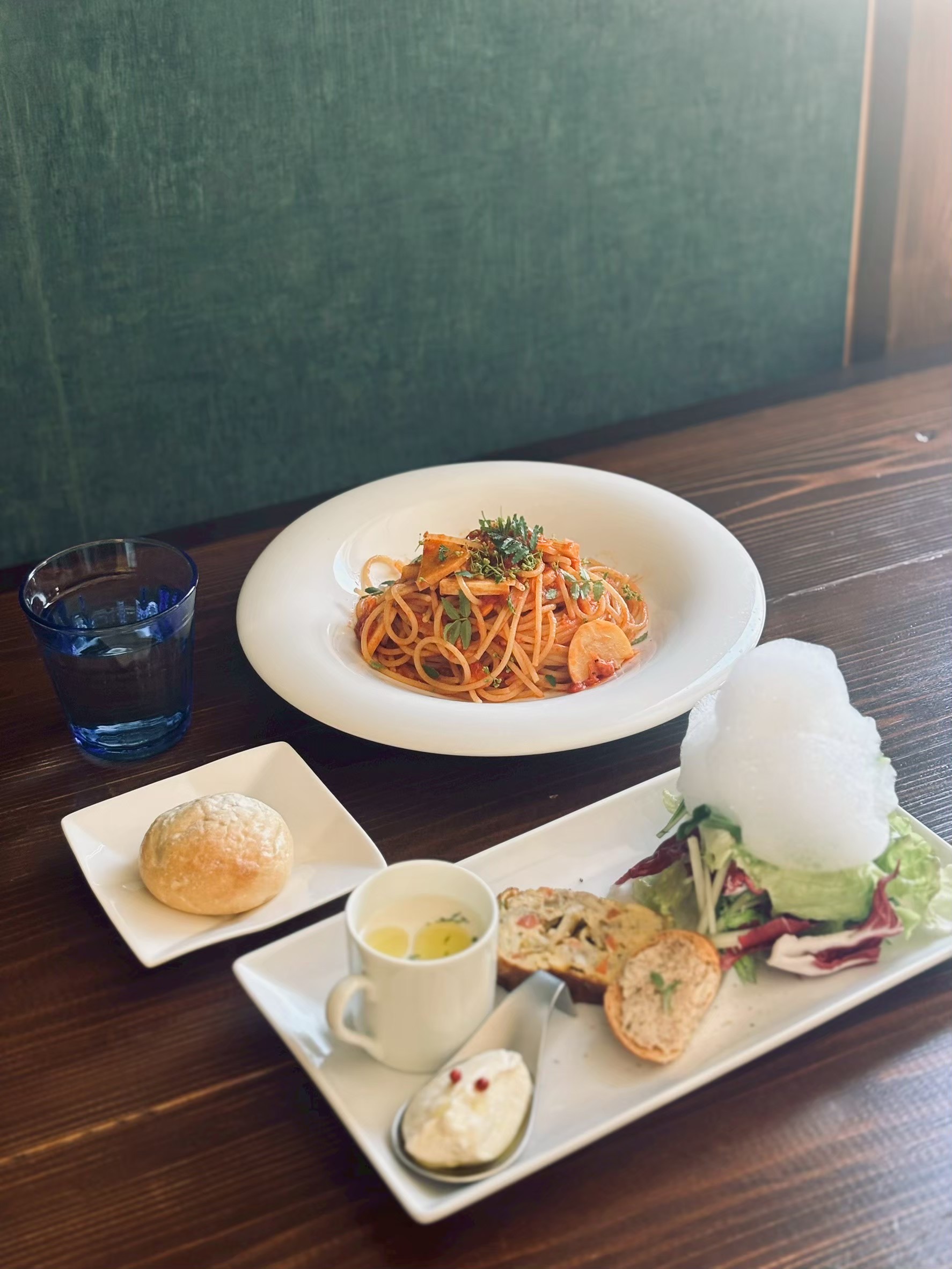 パスタ、パン、サラダと前菜を盛り合わせたランチセット